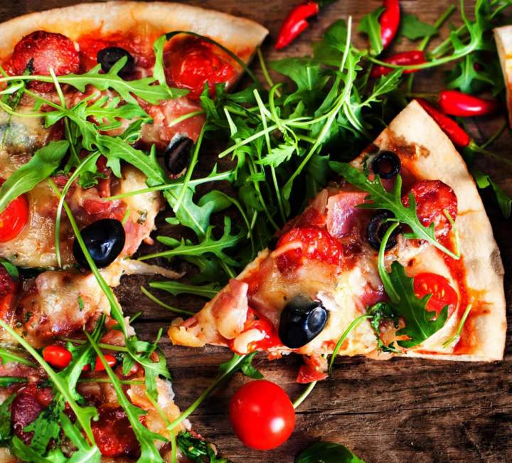 Pizzas croustillantes, généreuses et faites à la commande